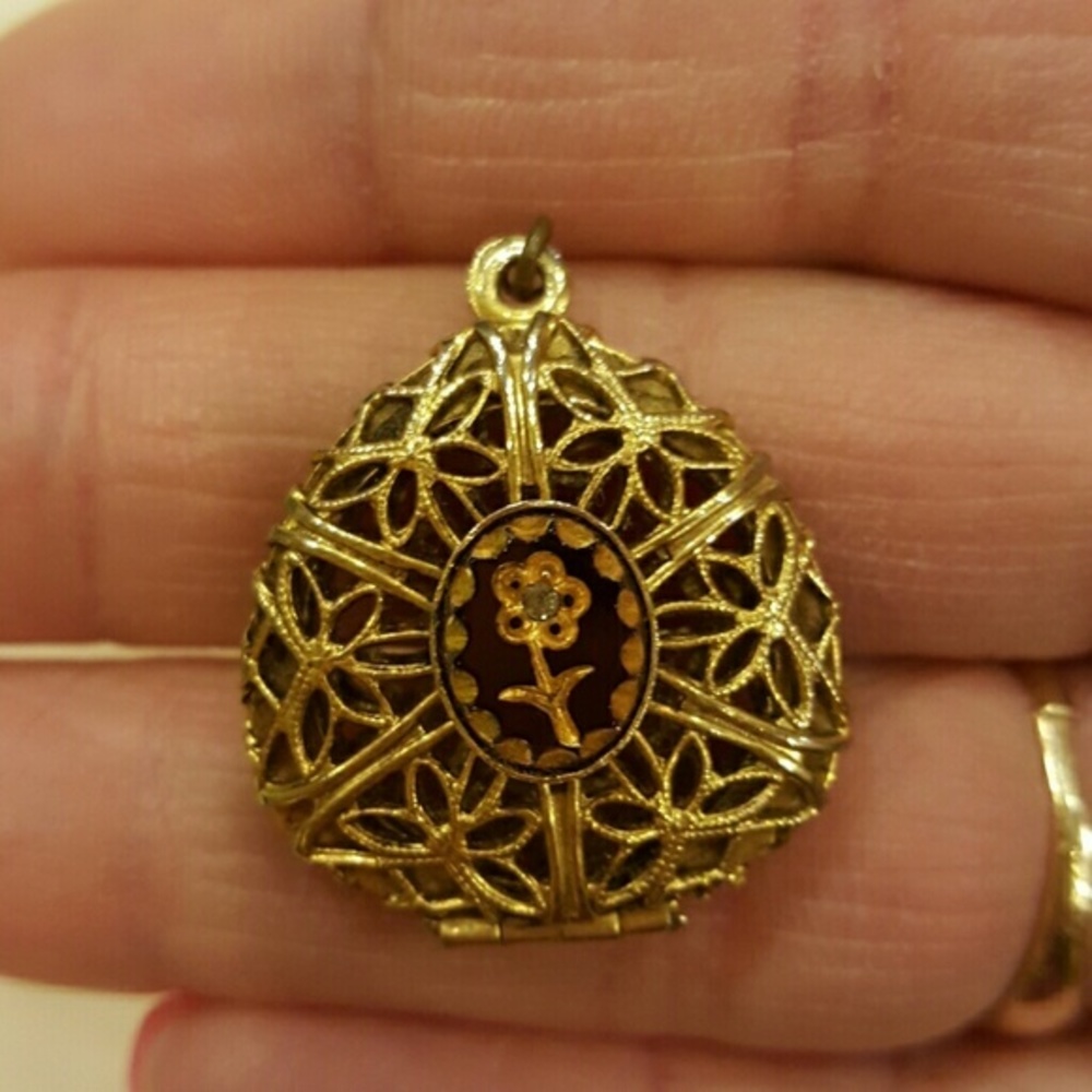 FLOWER FILIGREE LOCKET THAT OPENS VINTAGE PENDANT